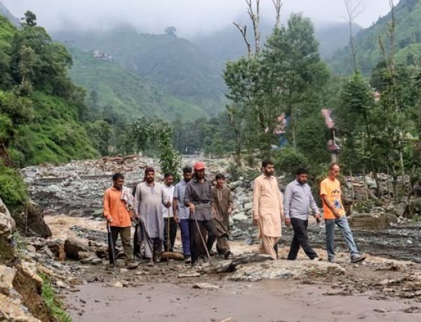 जम्मू-कश्मीर में भारी बारिश और भूस्खलन से तबाही, 12 की मौत; मुख्यमंत्री उमर अब्दुल्ला ने जारी किया हाई अलर्ट