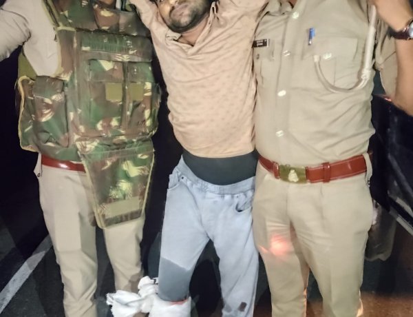 टोल प्लाजा का बैरियर तोड़कर भागा गोतस्कर पुलिस मुठभेड़ में गिरफ्तार: पैर में लगी गोली, अवैध तमंचा और बाइक बरामद