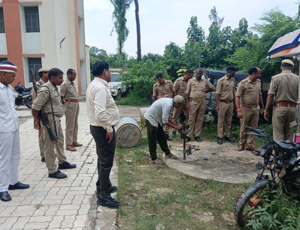'ऑपरेशन दहन' में बड़ी कार्रवाई: लाखों रुपये का अपमिश्रित शराब बनाने का सामान किया गया नष्ट