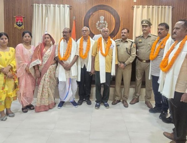 सलाम उन वर्दी के सच्चे सिपाहियों को: आजमगढ़ पुलिस लाइन में 7 कर्मयोगियों को सम्मानपूर्ण विदाई, भावुक हुआ सेवा सम्मान समारोह