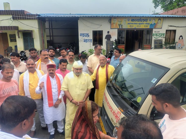 बड़हलगंज नगर पंचायत को मिली आधुनिक सफाई व्यवस्था की सौगात, सक्शन मशीन सहित तीन नए कूड़ा कलेक्शन वाहनों का लोकार्पण