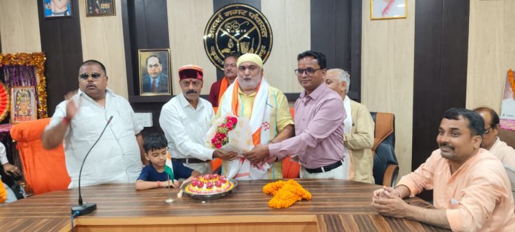 जश्न में डूबा चिल्लूपार: विधायक राजेश त्रिपाठी के 62वें जन्मदिन पर उमड़ा जनसैलाब, ढोल-नगाड़ों, आतिशबाज़ी और केक काटकर समर्थकों ने मनाया उत्सव