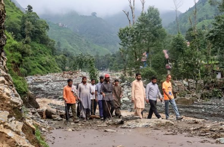 जम्मू-कश्मीर में भारी बारिश और भूस्खलन से तबाही, 12 की मौत; मुख्यमंत्री उमर अब्दुल्ला ने जारी किया हाई अलर्ट