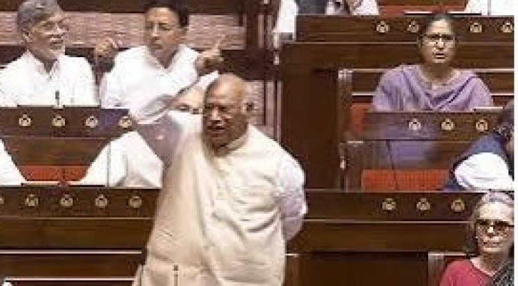राज्यसभा में गरजे मल्लिकार्जुन खड़गे: 'प्रधानमंत्री छात्रों से सार्वजनिक माफी मांगें', लाठीचार्ज और हिंसा पर सरकार को घेरा