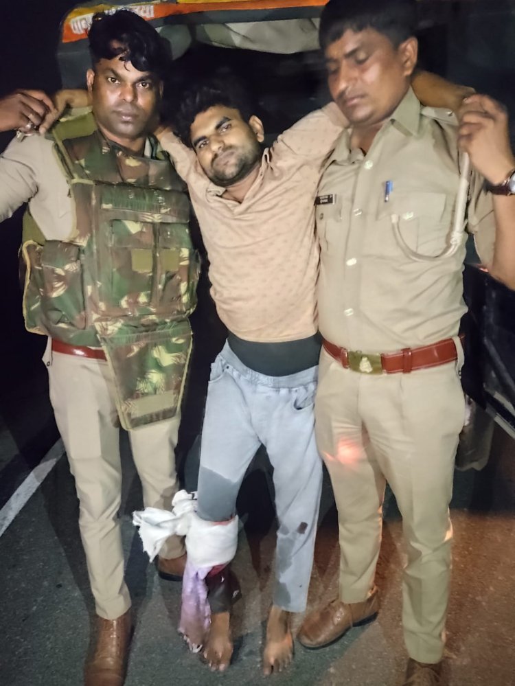 टोल प्लाजा का बैरियर तोड़कर भागा गोतस्कर पुलिस मुठभेड़ में गिरफ्तार: पैर में लगी गोली, अवैध तमंचा और बाइक बरामद