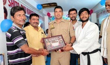 मलाँव के कराटे सितारों ने बढ़ाया गोरखपुर का मान, थाना प्रभारी राजकुमार बरवार ने पदक विजेताओं को किया सम्मानित