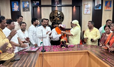 जन्मदिन पर महेश उमर ने दिया हरियाली और सेवा का संदेश, वृक्षारोपण के साथ काटा केक—स्कूली बच्चों को बांटे उपहार