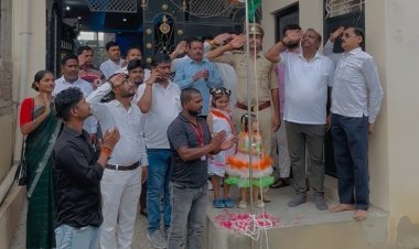 तिरंगे की शान में गूंजा राष्ट्रगान, देशभक्ति से सराबोर हुआ बड़हलगंज प्रेस क्लब परिसर