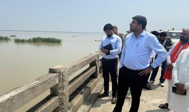 बाढ़ के बीच गांवों में पहुंचे डीएम, ग्रामीणों से सीधे संवाद—बोले, हर प्रभावित परिवार तक पहुंचे राहत, लापरवाही पर होगी सख्त कार्रवाई