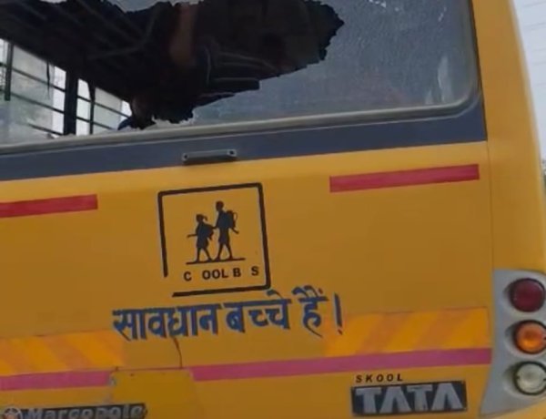 दिनदहाड़े स्कूल बस पर हमला, बच्चों में मची चीख-पुकार: गगहा में दुस्साहस की इंतहा, दो मासूम घायल, सुरक्षा व्यवस्था पर उठे गंभीर सवाल