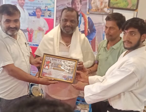 गोरखपुर के ग्रामीण खिलाड़ियों का राष्ट्रीय मंच पर जलवा: स्वर्ण जीतकर जापान पहुंचे ईशु पासवान, कराटे गुरु सेंसाई चंद्र प्रकाश मौर्य के सम्मान में उमड़ा जनसैलाब