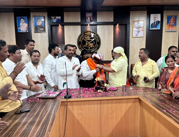 जन्मदिन पर महेश उमर ने दिया हरियाली और सेवा का संदेश, वृक्षारोपण के साथ काटा केक—स्कूली बच्चों को बांटे उपहार