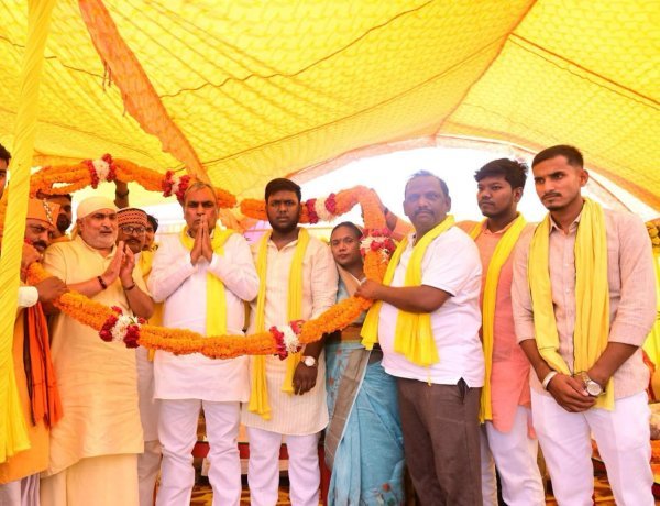 बड़हलगंज में गूंजा बाबा साहेब के सम्मान का संकल्प: 251 फीट ऊंची प्रतिमा के लिए शुरू हुई ‘संकल्प यात्रा’, ओम प्रकाश राजभर ने दिखाई हरी झंडी