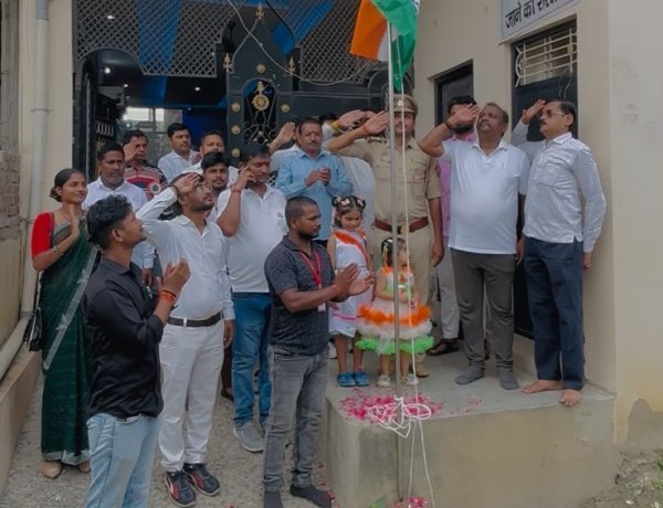 तिरंगे की शान में गूंजा राष्ट्रगान, देशभक्ति से सराबोर हुआ बड़हलगंज प्रेस क्लब परिसर