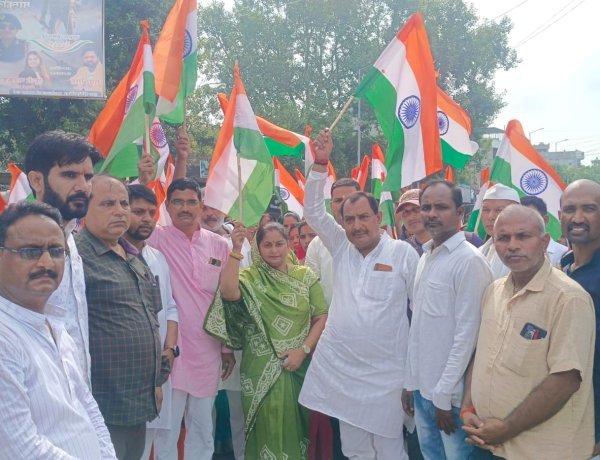 तिरंगे के रंग में रंगा महराजगंज, निकाय अध्यक्षा के नेतृत्व में गूंजा राष्ट्रप्रेम का जयघोष