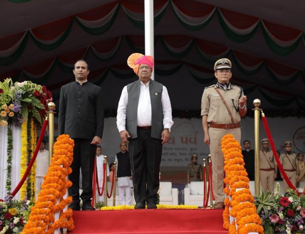 तिरंगे की शान में डूबा सूरत, प्रभारी मंत्री कनुभाई देसाई ने किया ध्वजारोहण; बोले—‘विकसित भारत@2047’ के संकल्प को साकार करने में गुजरात निभाएगा अग्रणी भूमिका