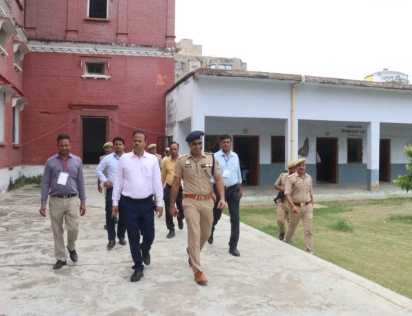 यूपीएसएसएससी स्नातक स्तरीय मुख्य परीक्षा में प्रशासन की पैनी नजर, डीएम-एसएसपी ने किया औचक निरीक्षण