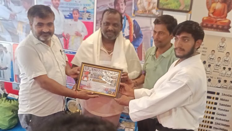 गोरखपुर के ग्रामीण खिलाड़ियों का राष्ट्रीय मंच पर जलवा: स्वर्ण जीतकर जापान पहुंचे ईशु पासवान, कराटे गुरु सेंसाई चंद्र प्रकाश मौर्य के सम्मान में उमड़ा जनसैलाब