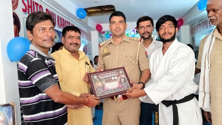 मलाँव के कराटे सितारों ने बढ़ाया गोरखपुर का मान, थाना प्रभारी राजकुमार बरवार ने पदक विजेताओं को किया सम्मानित