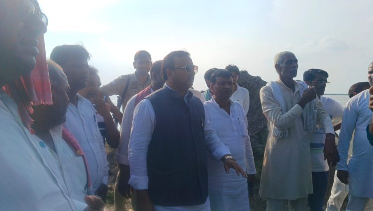 सरयू की लहरों में डूबता देवरांचल, कटान के बीच पहुंचे विधायक नफीस अहमद; सरकार पर साधा निशाना, ग्रामीणों को अब भी राहत का इंतजार