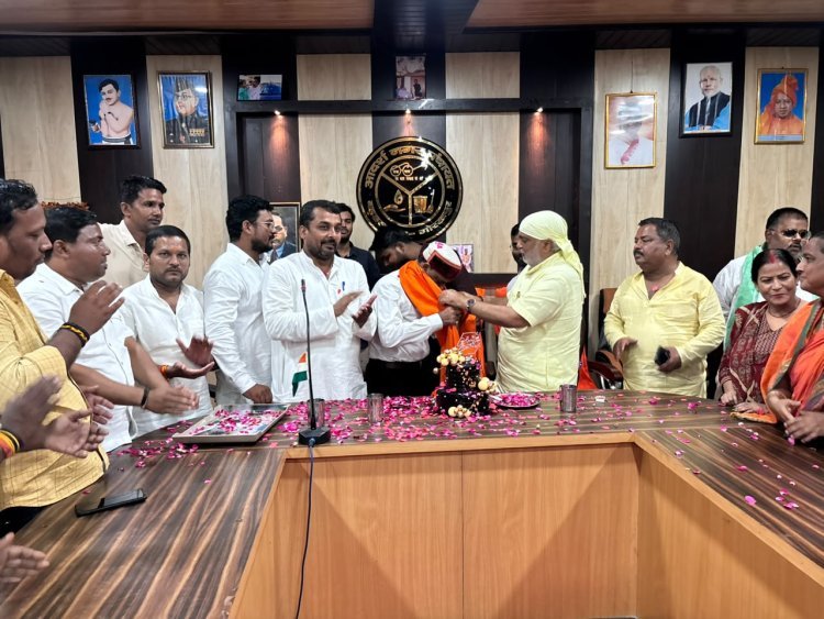 जन्मदिन पर महेश उमर ने दिया हरियाली और सेवा का संदेश, वृक्षारोपण के साथ काटा केक—स्कूली बच्चों को बांटे उपहार
