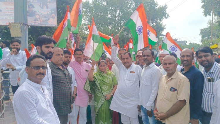 तिरंगे के रंग में रंगा महराजगंज, निकाय अध्यक्षा के नेतृत्व में गूंजा राष्ट्रप्रेम का जयघोष
