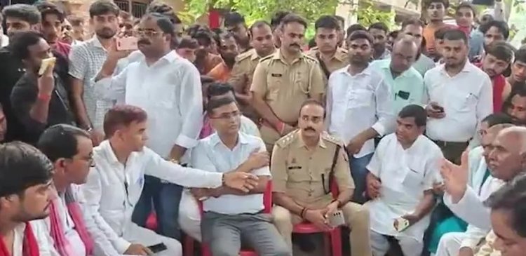 प्रतापगढ़ में हत्या के बाद 40 घंटे से नहीं उठा शव, थानेदार के निलंबन से बुलडोजर एक्शन तक की मांग