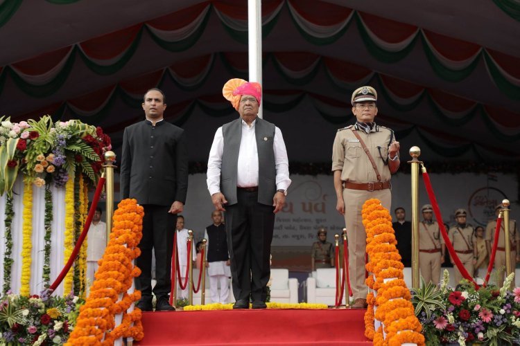 तिरंगे की शान में डूबा सूरत, प्रभारी मंत्री कनुभाई देसाई ने किया ध्वजारोहण; बोले—‘विकसित भारत@2047’ के संकल्प को साकार करने में गुजरात निभाएगा अग्रणी भूमिका
