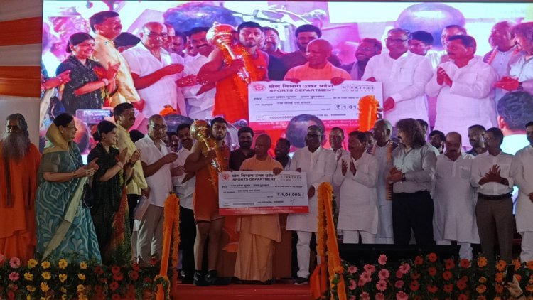 नागपंचमी पर गोरखनाथ मंदिर में गूंजी पहलवानों की हुंकार, मुख्यमंत्री योगी ने विजेताओं को किया सम्मानित