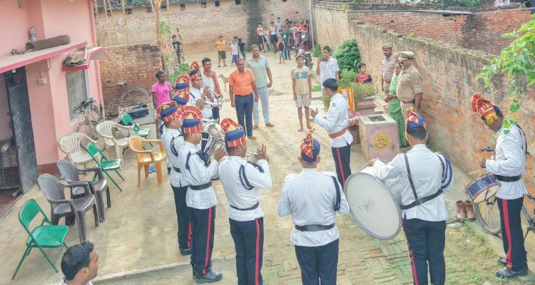शहीद मनोज कुमार पाण्डेय की स्मृति में गूंजे देशभक्ति के स्वर, आजमगढ़ पुलिस बैंड ने राष्ट्रधुन से जगाया राष्ट्रप्रेम