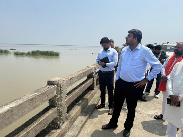 बाढ़ के बीच गांवों में पहुंचे डीएम, ग्रामीणों से सीधे संवाद—बोले, हर प्रभावित परिवार तक पहुंचे राहत, लापरवाही पर होगी सख्त कार्रवाई