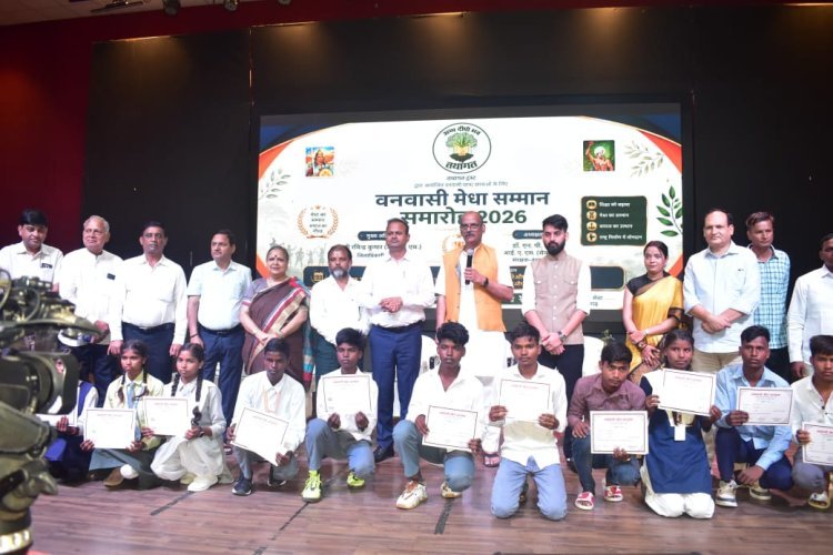 मेधा को सम्मान, शिक्षा को नई उड़ान: वनवासी समाज के मेधावी विद्यार्थियों का जिलाधिकारी ने बढ़ाया हौसला