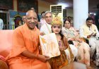 गोरक्षपीठ में आधी रात गूंजा ‘नंद घर आनंद भयो’: सीएम योगी ने लड्डू गोपाल को पालने में झुलाकर मनाया श्रीकृष्ण जन्मोत्सव