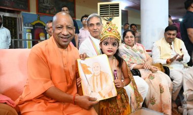 गोरक्षपीठ में आधी रात गूंजा ‘नंद घर आनंद भयो’: सीएम योगी ने लड्डू गोपाल को पालने में झुलाकर मनाया श्रीकृष्ण जन्मोत्सव