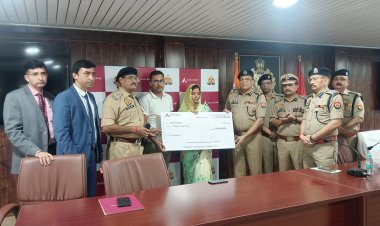 कर्तव्य की राह में जान गंवाने वाले होमगार्ड संजय कुमार पाण्डेय के परिवार को मिला संबल, पत्नी को सौंपा गया 30 लाख रुपये की सहायता का चेक