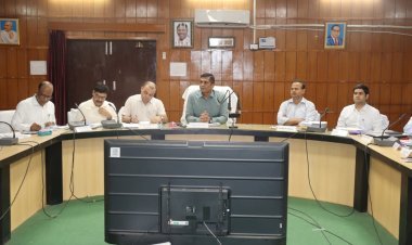 सीएम डैशबोर्ड की समीक्षा में मंडलायुक्त के सख्त तेवर, योजनाओं की सुस्त रफ्तार पर अधिकारियों को चेतावनी