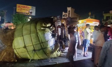 बड़हलगंज के पटना चौराहे पर अनियंत्रित ट्रक पलटा, तीन घायल; एक की हालत गंभीर