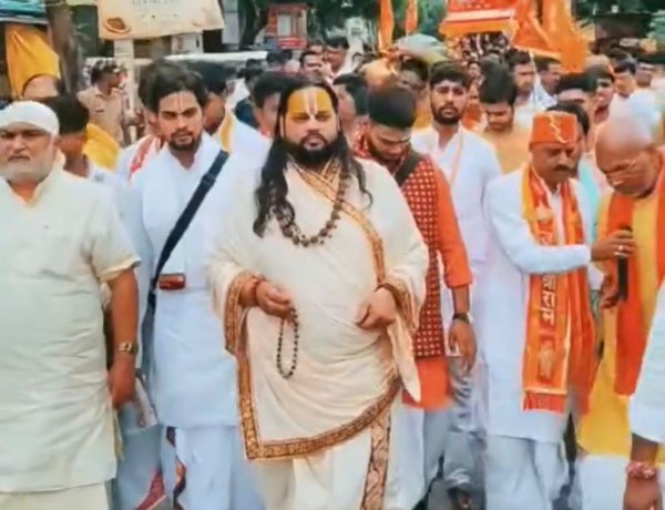 महामंडलेश्वर स्वामी कृष्णानंद गिरि के सम्मान में निकली भव्य शोभायात्रा