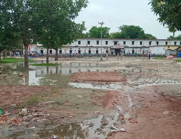 नगर पंचायत उरुवा बाजार की बदहाली से जनता परेशान, जलभराव और कीचड़ ने बढ़ाई मुश्किलें