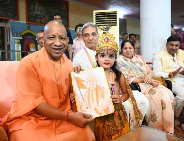 गोरक्षपीठ में आधी रात गूंजा ‘नंद घर आनंद भयो’: सीएम योगी ने लड्डू गोपाल को पालने में झुलाकर मनाया श्रीकृष्ण जन्मोत्सव