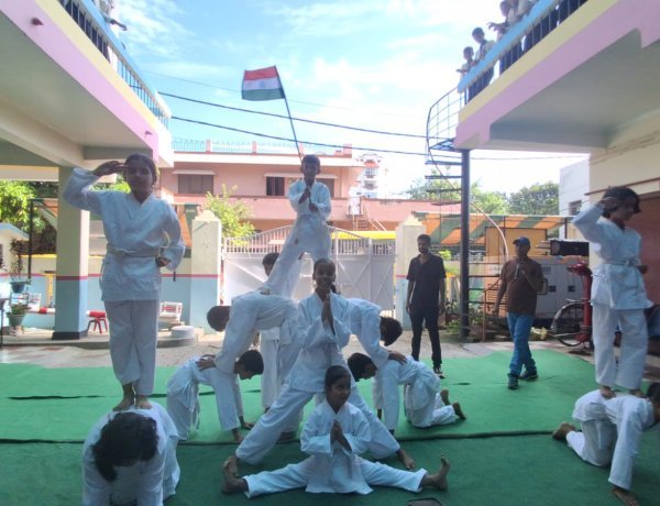 ब्लॉसम एकेडमी में भव्य कराटे डिमॉन्स्ट्रेशन, 39 छात्र-छात्राओं ने दिखाया आत्मरक्षा कौशल
