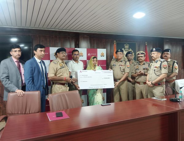कर्तव्य की राह में जान गंवाने वाले होमगार्ड संजय कुमार पाण्डेय के परिवार को मिला संबल, पत्नी को सौंपा गया 30 लाख रुपये की सहायता का चेक
