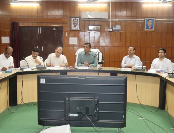 सीएम डैशबोर्ड की समीक्षा में मंडलायुक्त के सख्त तेवर, योजनाओं की सुस्त रफ्तार पर अधिकारियों को चेतावनी