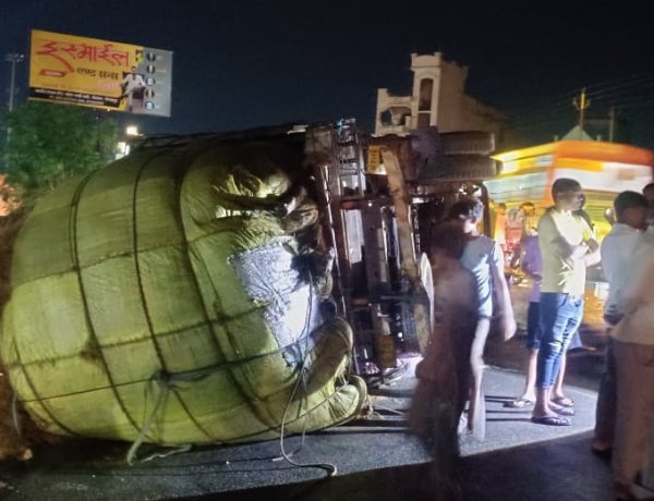 बड़हलगंज के पटना चौराहे पर अनियंत्रित ट्रक पलटा, तीन घायल; एक की हालत गंभीर