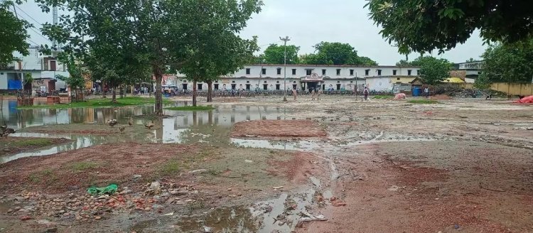 नगर पंचायत उरुवा बाजार की बदहाली से जनता परेशान, जलभराव और कीचड़ ने बढ़ाई मुश्किलें