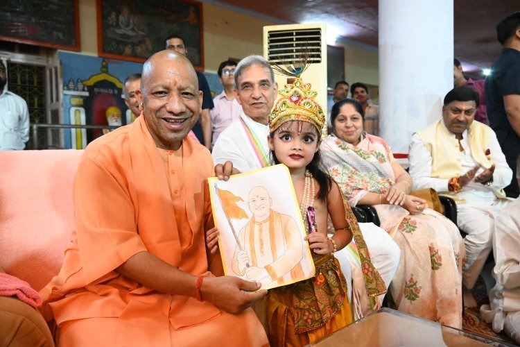 गोरक्षपीठ में आधी रात गूंजा ‘नंद घर आनंद भयो’: सीएम योगी ने लड्डू गोपाल को पालने में झुलाकर मनाया श्रीकृष्ण जन्मोत्सव