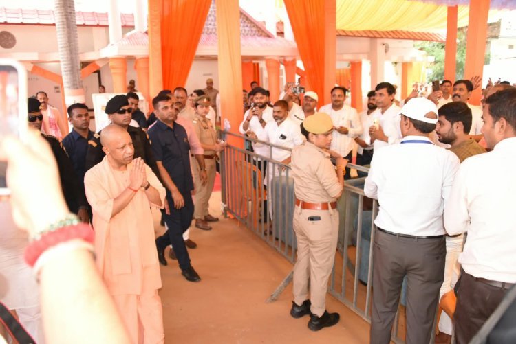 आजमगढ़ पहुंचे मुख्यमंत्री योगी आदित्यनाथ: विनोद राय के आवास पर दिवंगत माता जमुरता देवी को दी भावभीनी श्रद्धांजलि