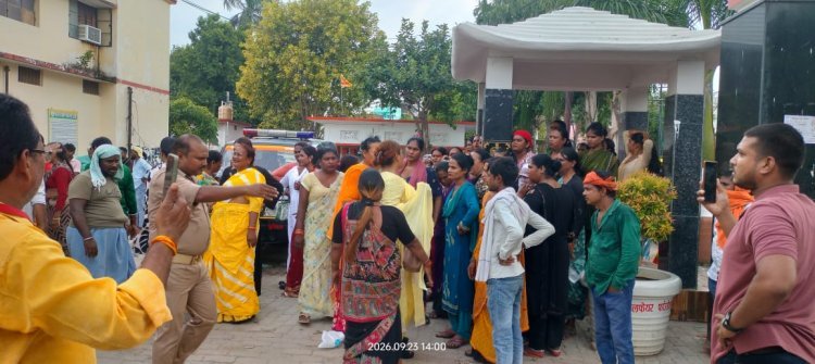 बड़हलगंज कोतवाली में जुटे करीब 400 किन्नर, क्षेत्र बंटवारे को लेकर दो गुट आमने-सामने