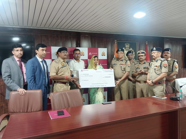 कर्तव्य की राह में जान गंवाने वाले होमगार्ड संजय कुमार पाण्डेय के परिवार को मिला संबल, पत्नी को सौंपा गया 30 लाख रुपये की सहायता का चेक