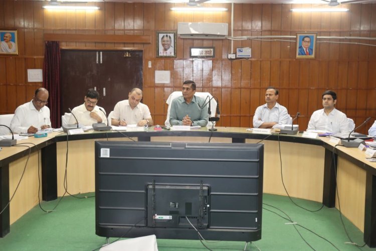 सीएम डैशबोर्ड की समीक्षा में मंडलायुक्त के सख्त तेवर, योजनाओं की सुस्त रफ्तार पर अधिकारियों को चेतावनी